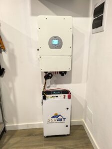 Invertor trifazic și baterii pentru panouri fotovoltaice