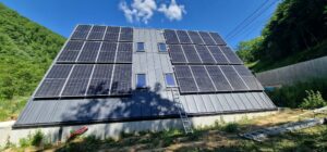 Invertor hibrid pentru sistem fotovoltaic cu baterii